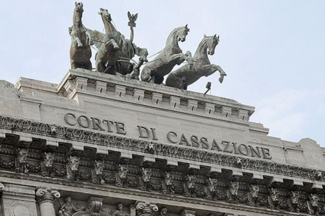 Ferimento con arma da fuoco per il controllo di una piazza di spaccio: la Cassazione annulla la sentenza che aveva riconosciuto l’aggravante mafiosa.