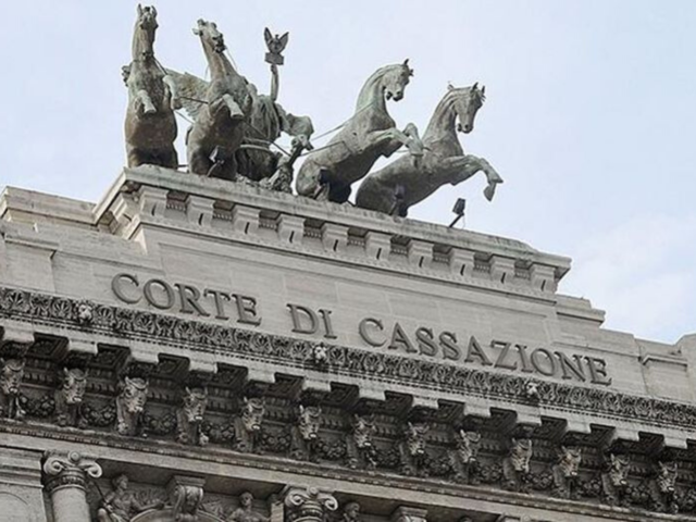 Ferimento con arma da fuoco per il controllo di una piazza di spaccio: la Cassazione annulla la sentenza che aveva riconosciuto l’aggravante mafiosa.